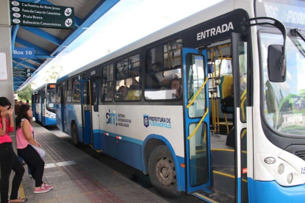Homem é preso por importunação sexual em ônibus de Florianópolis - Foto: Luiz Gustavo Silva de Freitas/Imagem Ilustrativa/Arquivo