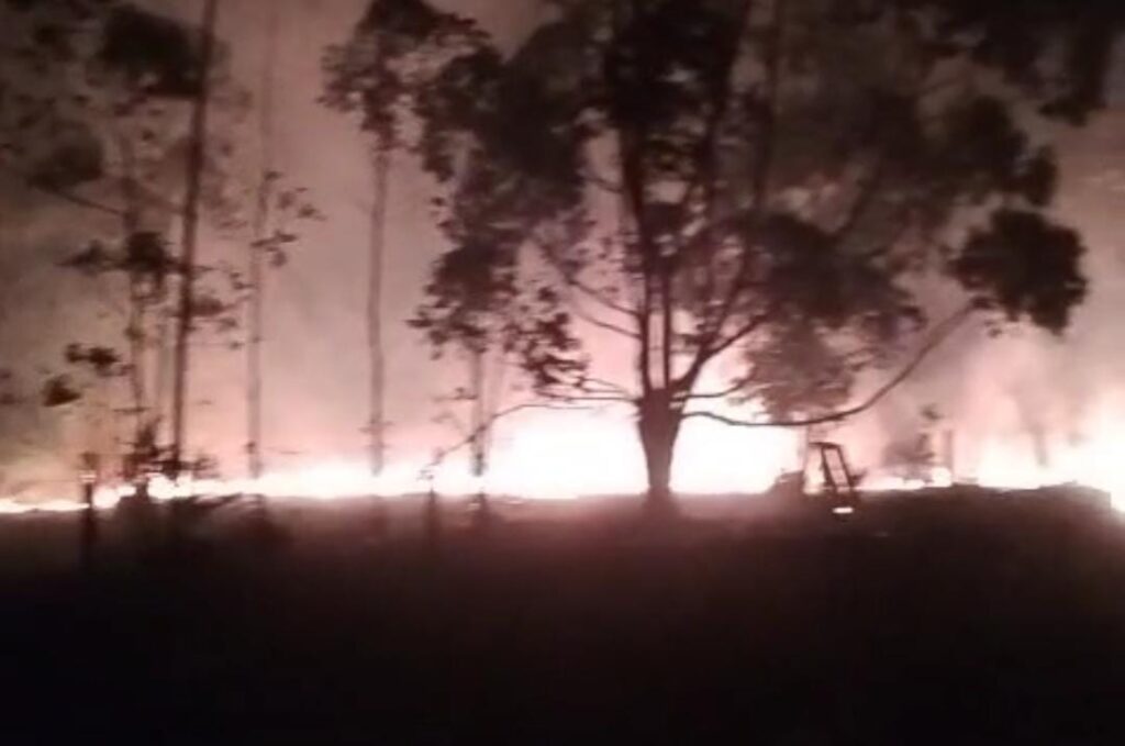 Incêndio de grandes proporções mobiliza bombeiros em Araranguá
