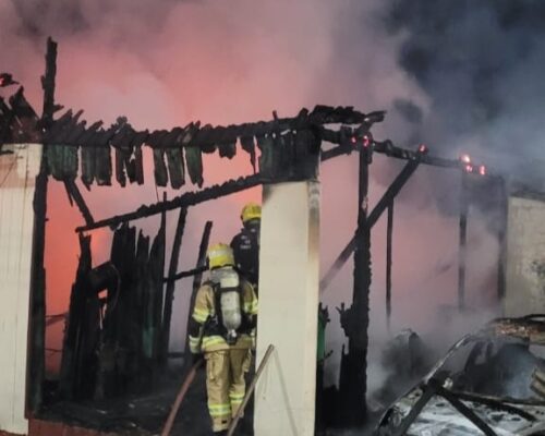Incêndio destrói residência em Orleans após veículo pegar fogo