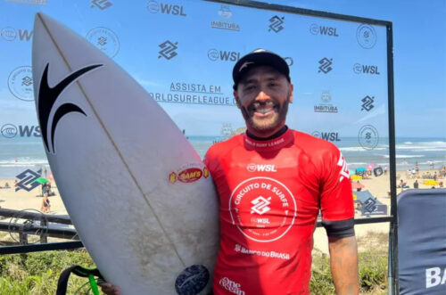 Jadson André surpreende favorito e avança em etapa da WSL em SC