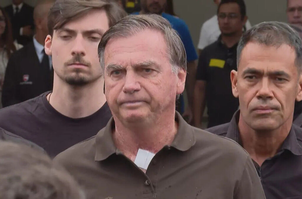 Jair Bolsonaro passa mal em prisão domiciliar e é levado a hospital em Brasília