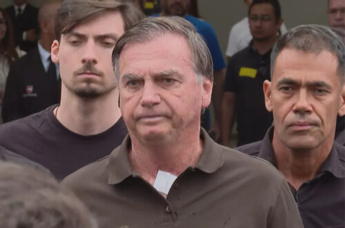 Jair Bolsonaro passa mal em prisão domiciliar e é levado a hospital em Brasília