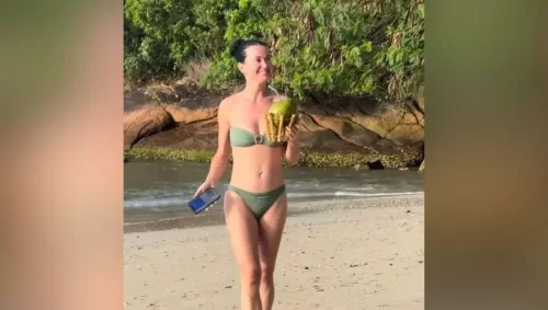 Katy Perry é flagrada em praia de SC durante folga