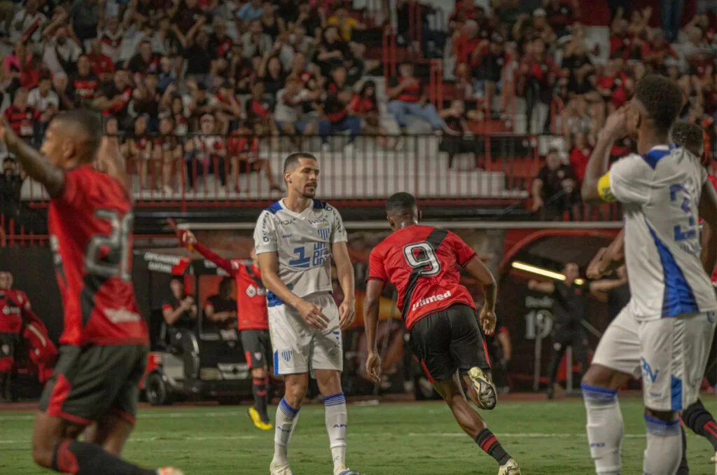 Lelê marca os dois gols e garante virada do Atlético-GO sobre Avaí na Série B