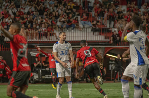 Lelê marca os dois gols e garante virada do Atlético-GO sobre Avaí na Série B