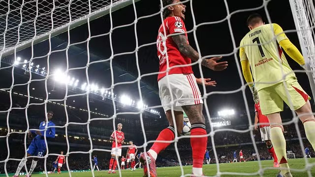 Liverpool perde, Chelsea vence com dificuldade, Bayern goleia e Inter confirma favoritismo