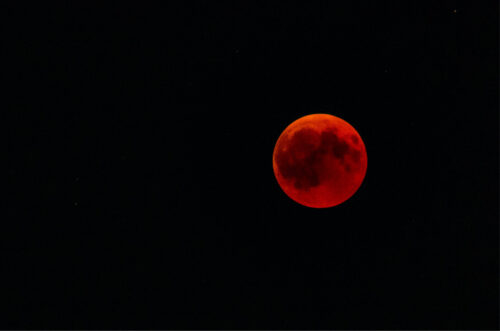 Lua de Sangue: Eclipse lunar total ocorre neste domingo e promete 1h22 de espetáculo