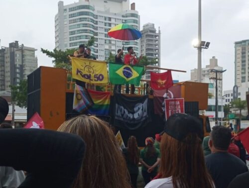 Manifestantes em Itajaí protestam contra PEC m mesmo com chuva
