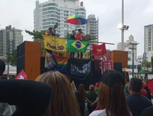 Manifestantes em Itajaí protestam contra PEC mesmo com chuva