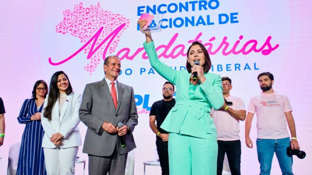 Michelle Bolsonaro admite candidatura e promete ser “leoa” por conservadores