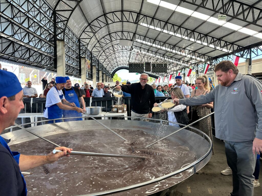 Minestra gigante reúne mais de 1,2 mil pessoas na Cocalfest