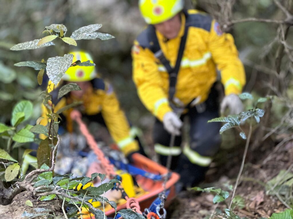 Mulher é resgatada após queda de 20 metros em cachoeira de Blumenau