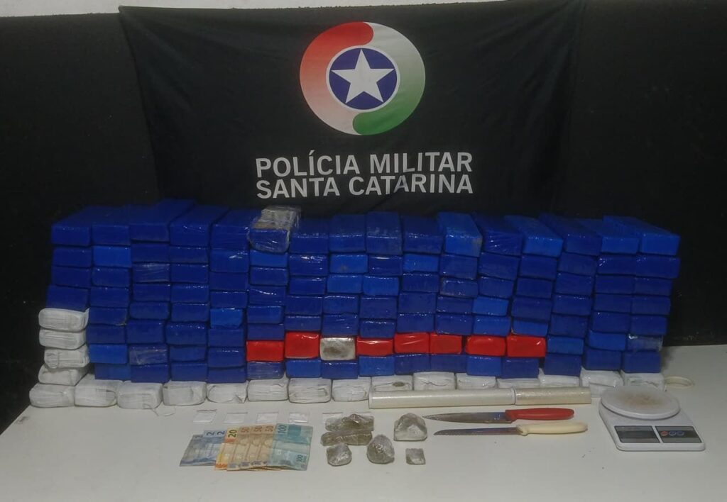 PM apreende 66 kg de maconha no Cordeiros e prende 3 em Itajaí