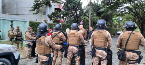 PM desocupa propriedade invadida por grupo em SC