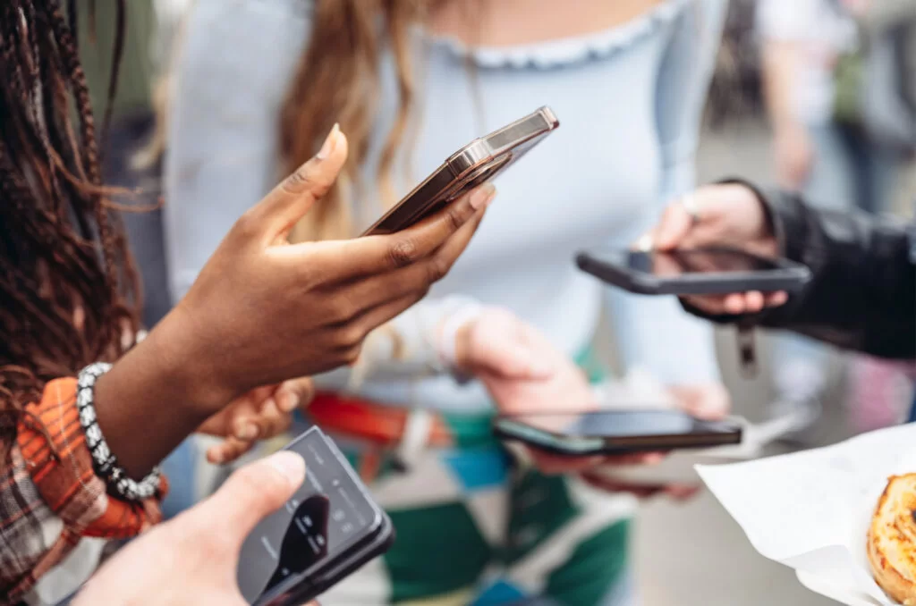 Redes sociais estimulam polarização e sensacionalismo, aponta estudo