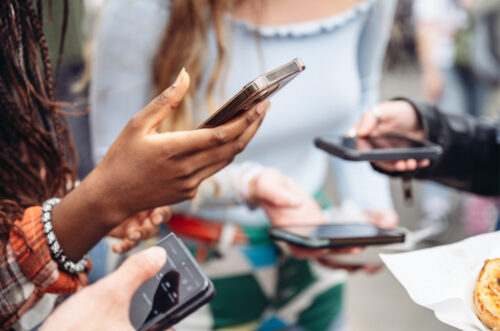 Redes sociais estimulam polarização e sensacionalismo, aponta estudo