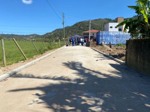Rua aguardada há 25 anos recebe pavimentação em Tubarão