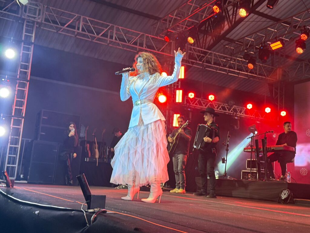 Show de Paula Fernandes leva 15 mil pessoas à CocalFest 2025