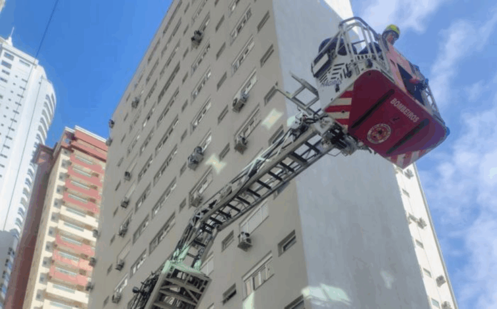 Trabalhador cai de prédio durante pintura em Balneário Camboriú
