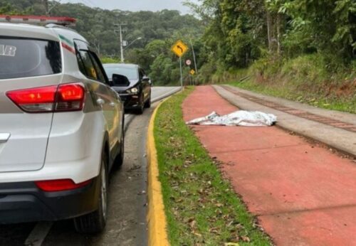 Mulher é encontrada morta com calças abaixadas em rua de SC