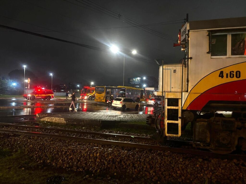 Colisão entre Amarelinho e trem deixa um ferido em Criciúma