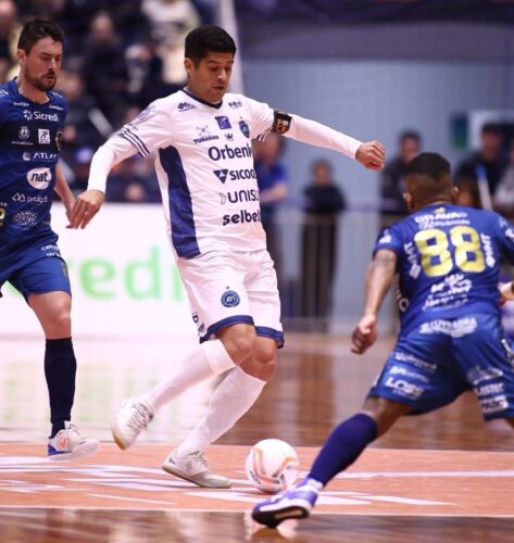 Tubarão leva virada contra o Pato Futsal pela Liga Nacional
