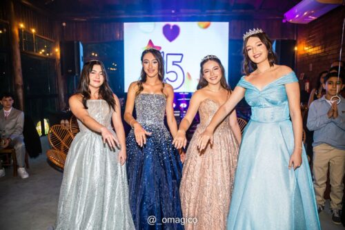 Projeto Sonhos de Meninas promove festa de debutantes em Itajaí