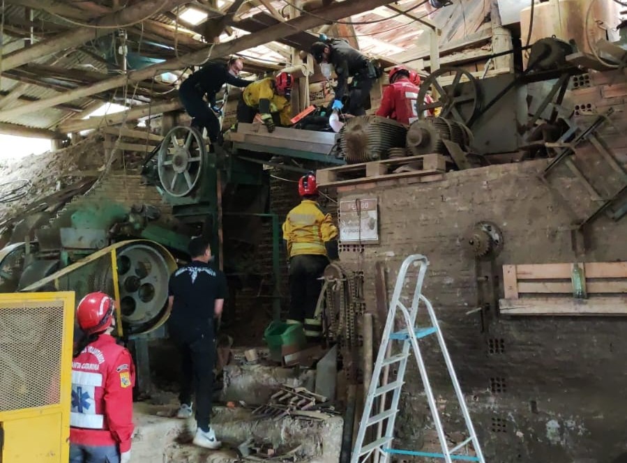 Trabalhador fica preso e perde parte da mão em máquina de Cerâmica em Sangão