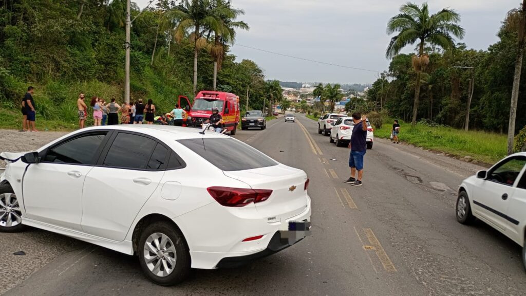 Colisão entre veículo e motocicleta deixa jovem ferido na SC-108 em Cocal do Sul