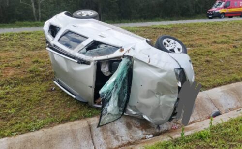 Condutora escapa ilesa de capotamento na Via Rápida em Criciúma