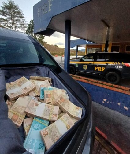 Homem é preso com mais de R$ 120 mil em dinheiro em mala na Grande Florianópolis