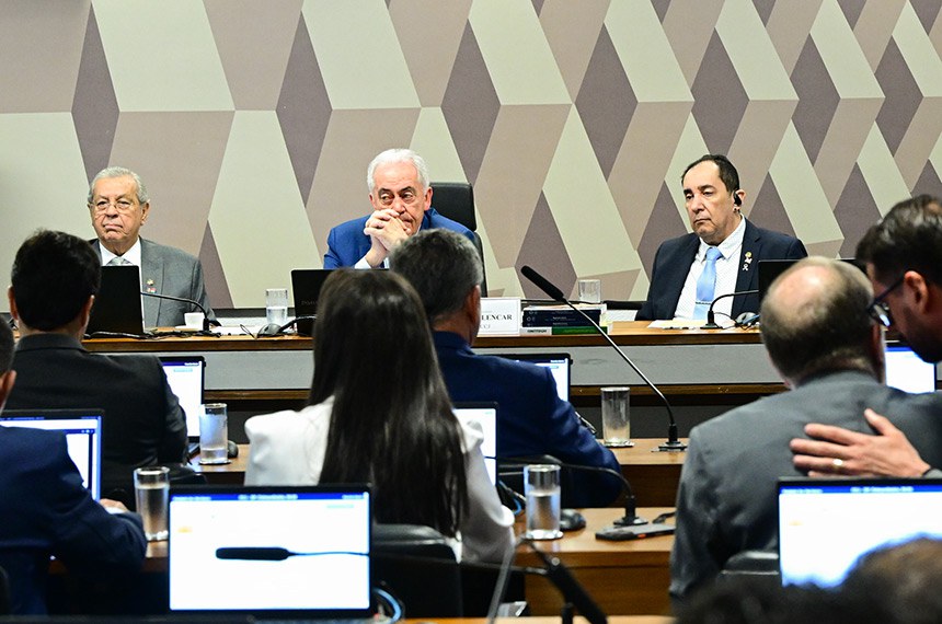 PEC da Blindagem é rejeitada por unanimidade em comissão do Senado