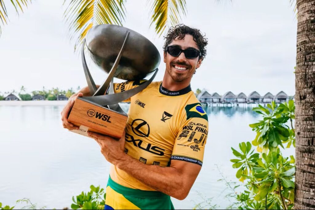 Yago Dora é campeão mundial de surfe e celebra feito com raízes em SC