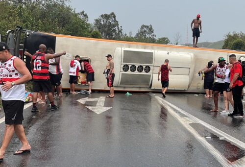 Ônibus com torcedores do Flamengo a caminho da Argentina tomba em rodovia no RJ