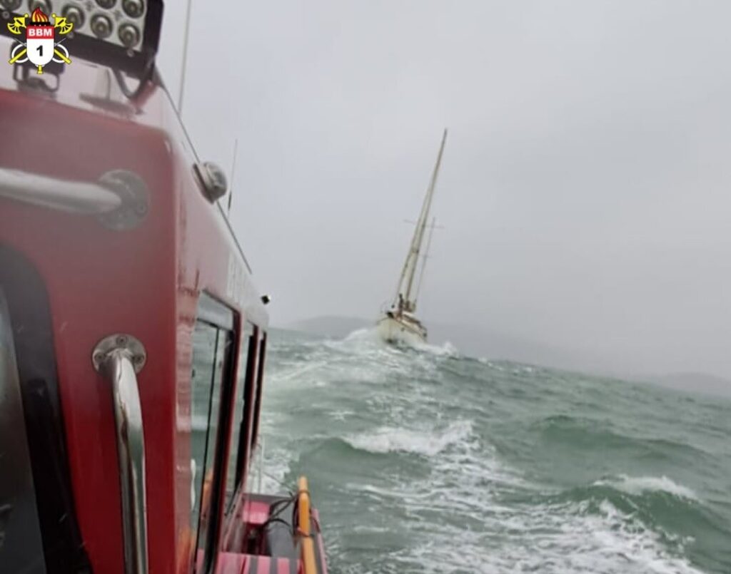 Tripulantes de veleiro à deriva são resgatados em praia de Palhoça