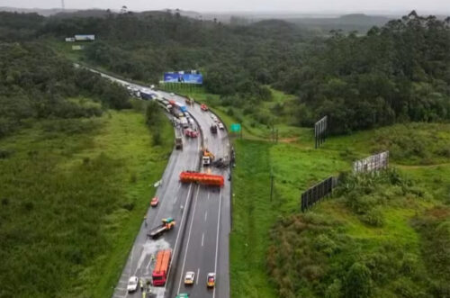 Acidente entre caminhões causa incêndio e interdita BR-101 em Joinville