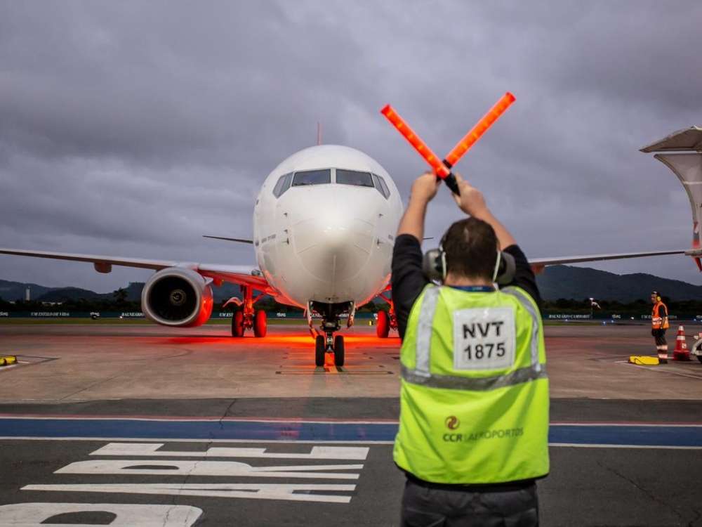 Aeroporto de Navegantes lança campanha contra uso de laser em aviões após aumento de casos - Aeroporto de Navegantes/Divulgação