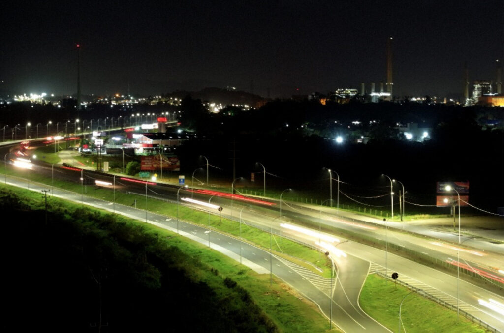 BR-101 Sul recebe 175 km de iluminação em LED e promete mais segurança aos motoristas. - Foto: Divulgação/CCR ViaCosteira