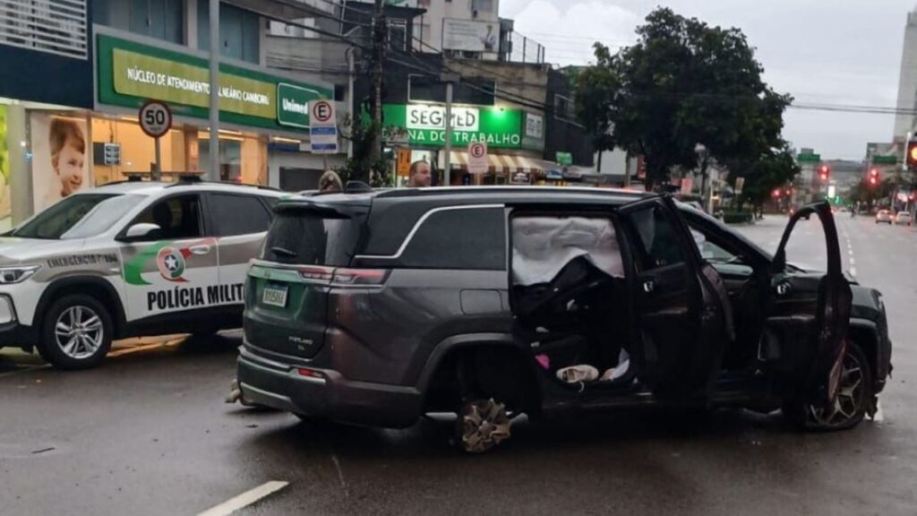 Bebê de dois meses é arremessado de carro em capotamento em Balneário Camboriú