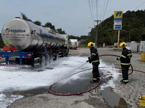 Bombeiros controlam vazamento de etanol após colisão entre caminhões em Palhoça