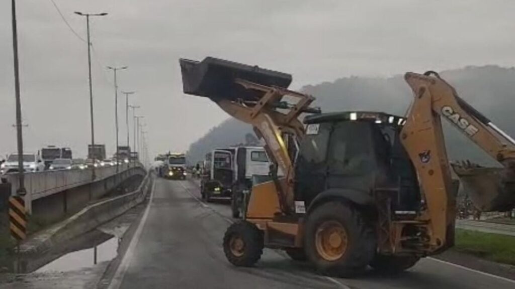 Caminhão tomba e interdita totalmente a BR-101 em Navegantes