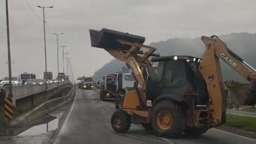 Caminhão tomba e interdita totalmente a BR-101 em Navegantes