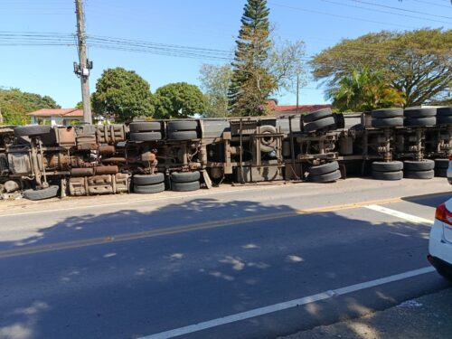 Caminhão tomba na SC-443 em Criciúma e mulher morre no local