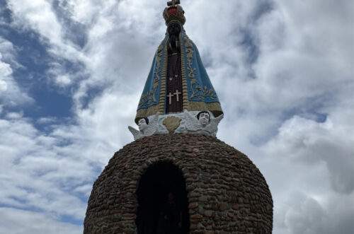 VÍDEO: Caminho da fé reúne milhares de fiéis na colina de Nossa Senhora Aparecida