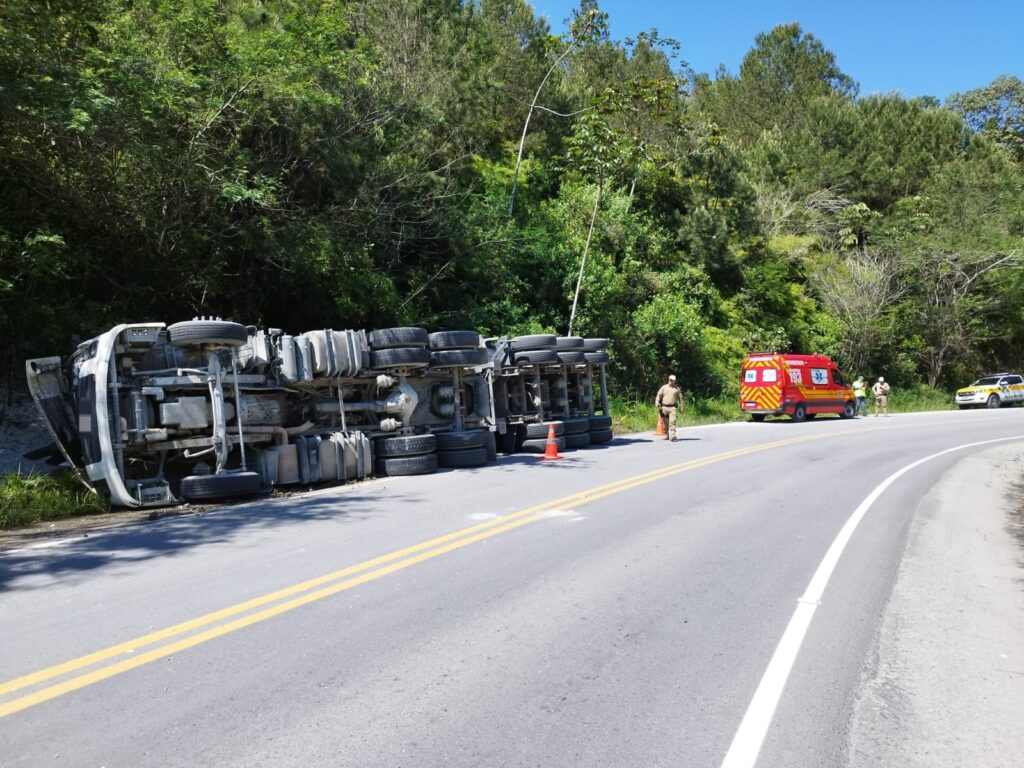 Caminhoneiro fica ferido após tombamento de carreta em Botuverá