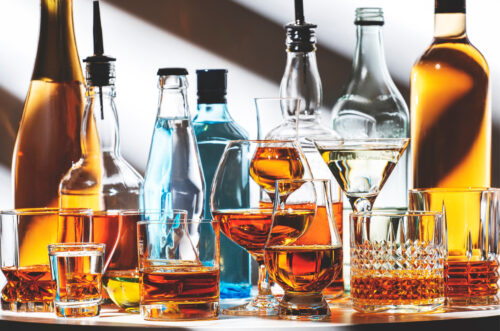 Casos de intoxicação por metanol em bebidas adulteradas acendem alerta em todo o país