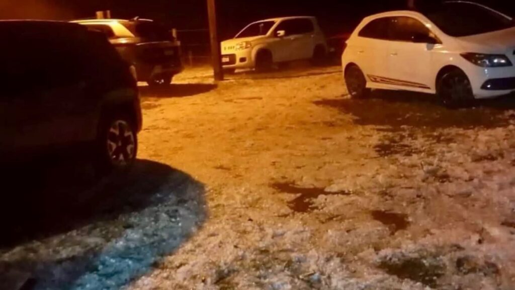 Chuva de granizo surpreende moradores de Vargem Bonita durante a madrugada