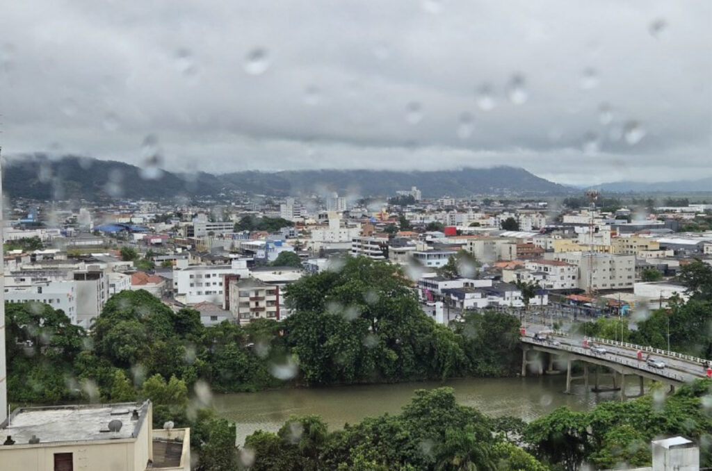 Chuva intensa reacende imaginário social da enchente de 1974 em Tubarão
