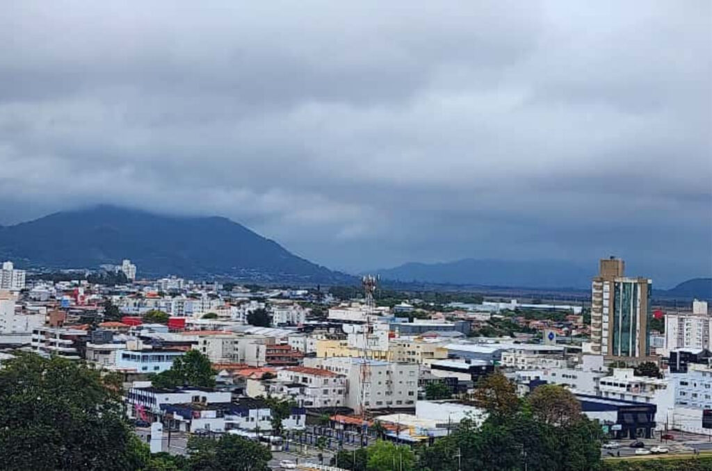 Chuva persiste no Leste de SC nesta segunda; Oeste pode ter temporais isolados