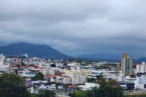 Chuva persiste no Leste de SC nesta segunda; Oeste pode ter temporais isolados